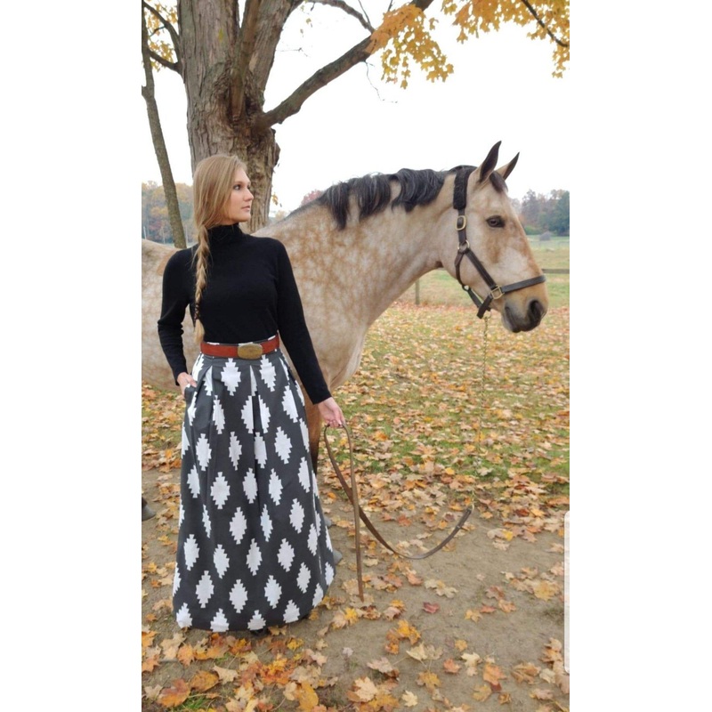 TAOS SKIRT WHITE ON CHARCOAL