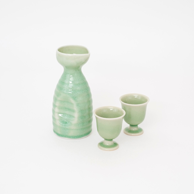 HANDMADE CRACKLE PALE GREEN SAKE BOTTLE I CUP
